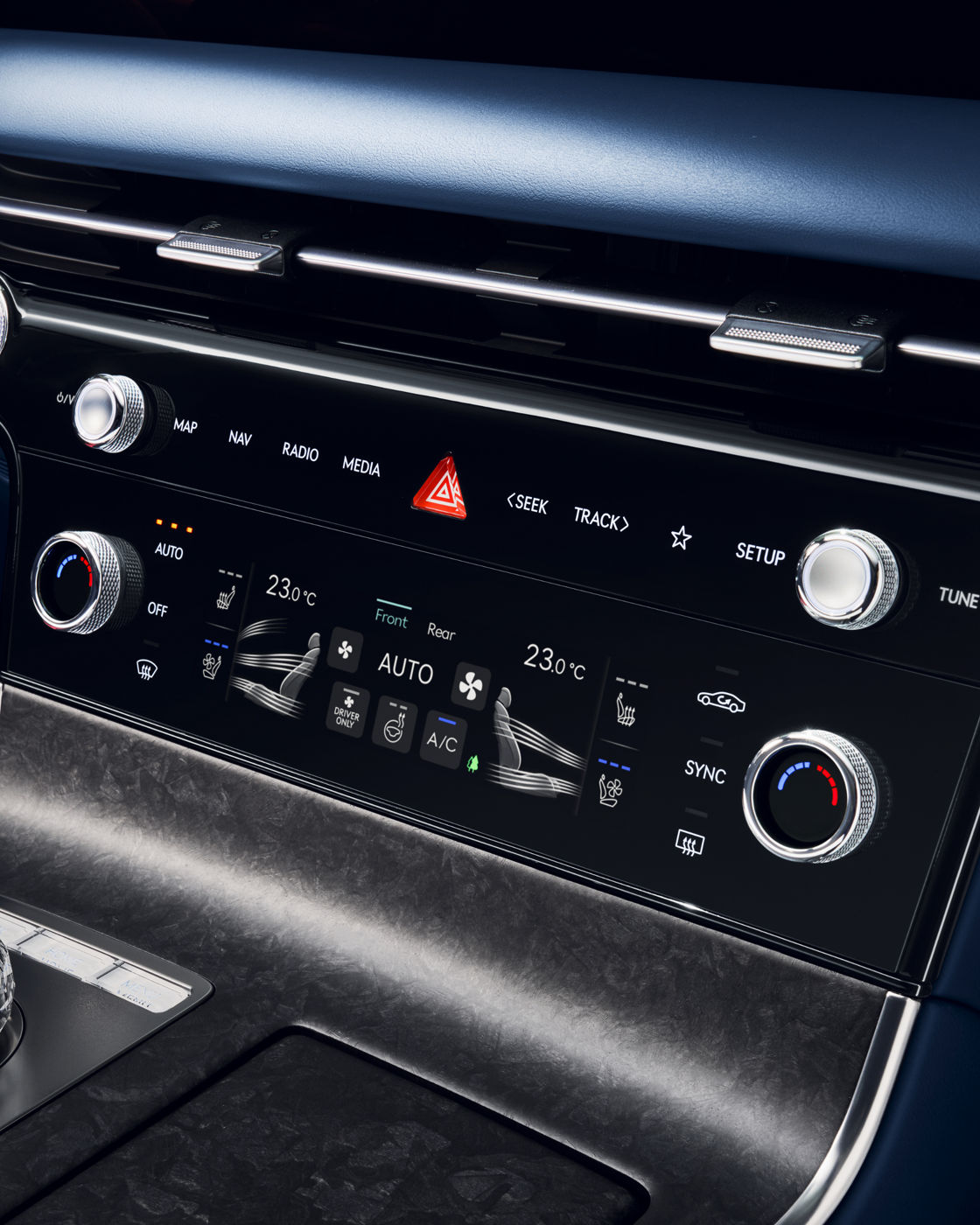 Zicht op het centrale bedieningspaneel tussen bestuurders- en passagiersstoel met diverse regelaars, waaronder fijnstofsensor, voorfilter, antibacterieel en temperatuurregeling.