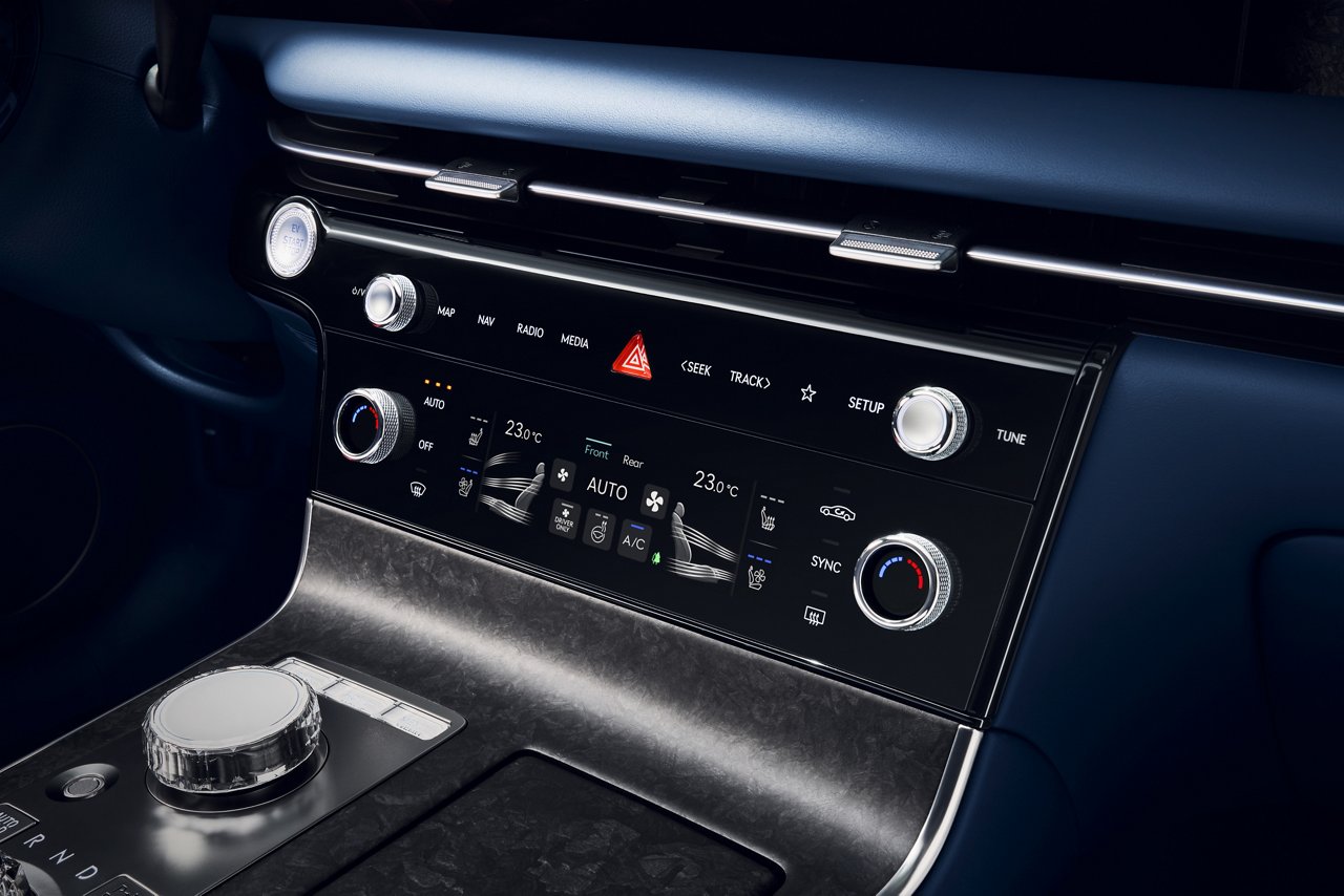 View of the central control panel located between the driver and passenger seats. You can see the various controllers and buttons, including the fine dust sensor, prefilter, antibacterial, and temperature controls.