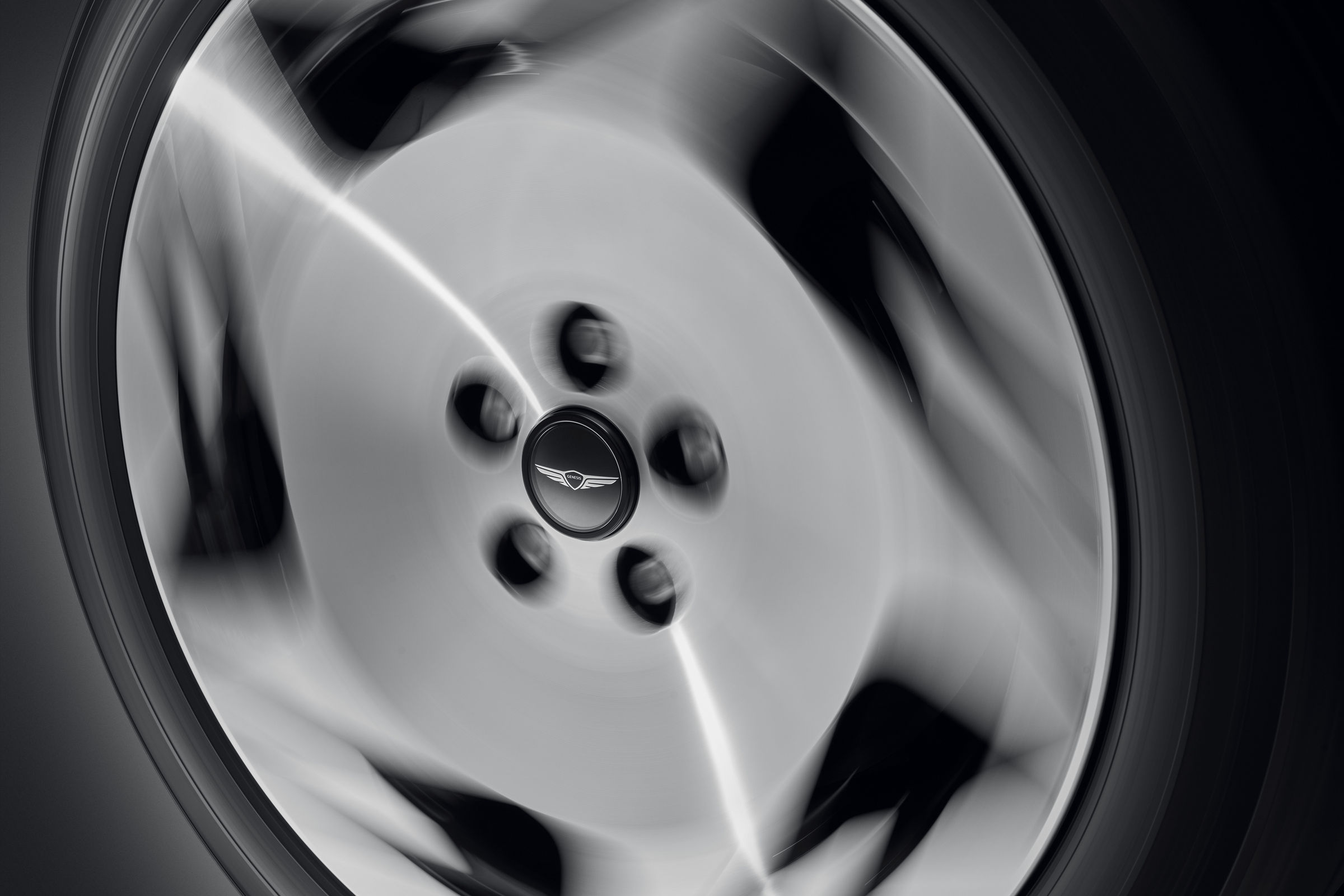 Het Genesis-logo is duidelijk zichtbaar in het midden terwijl de zwevende wieldop ronddraait.