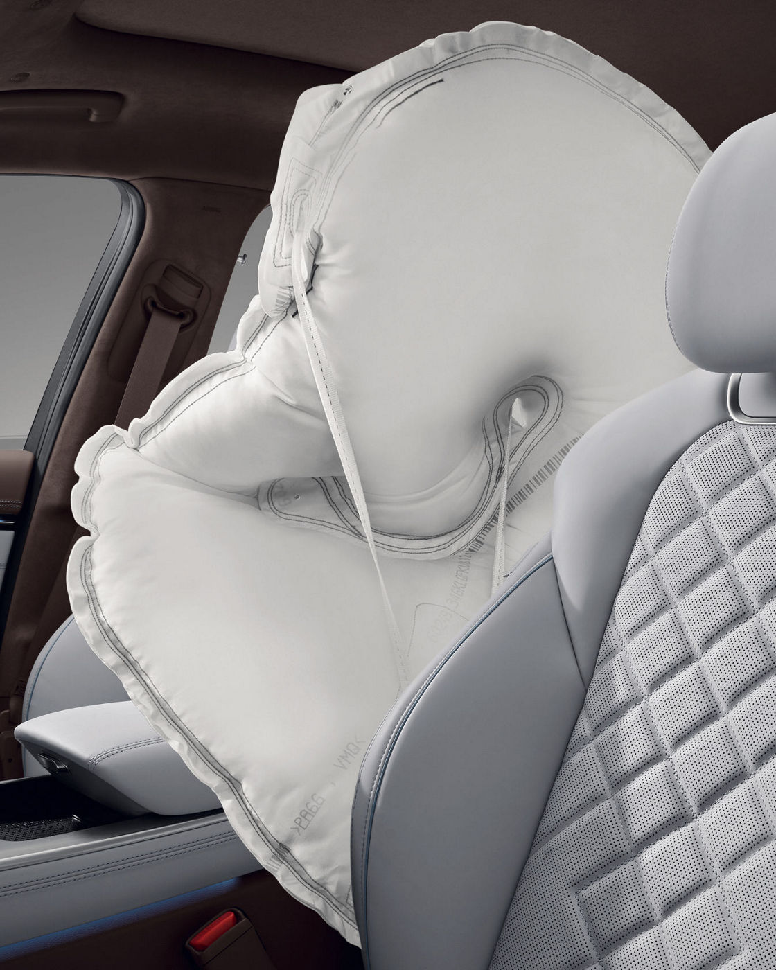 El Genesis Electrified GV70 cuenta con un airbag blanco situado entre los asientos del conductor y del acompañante.