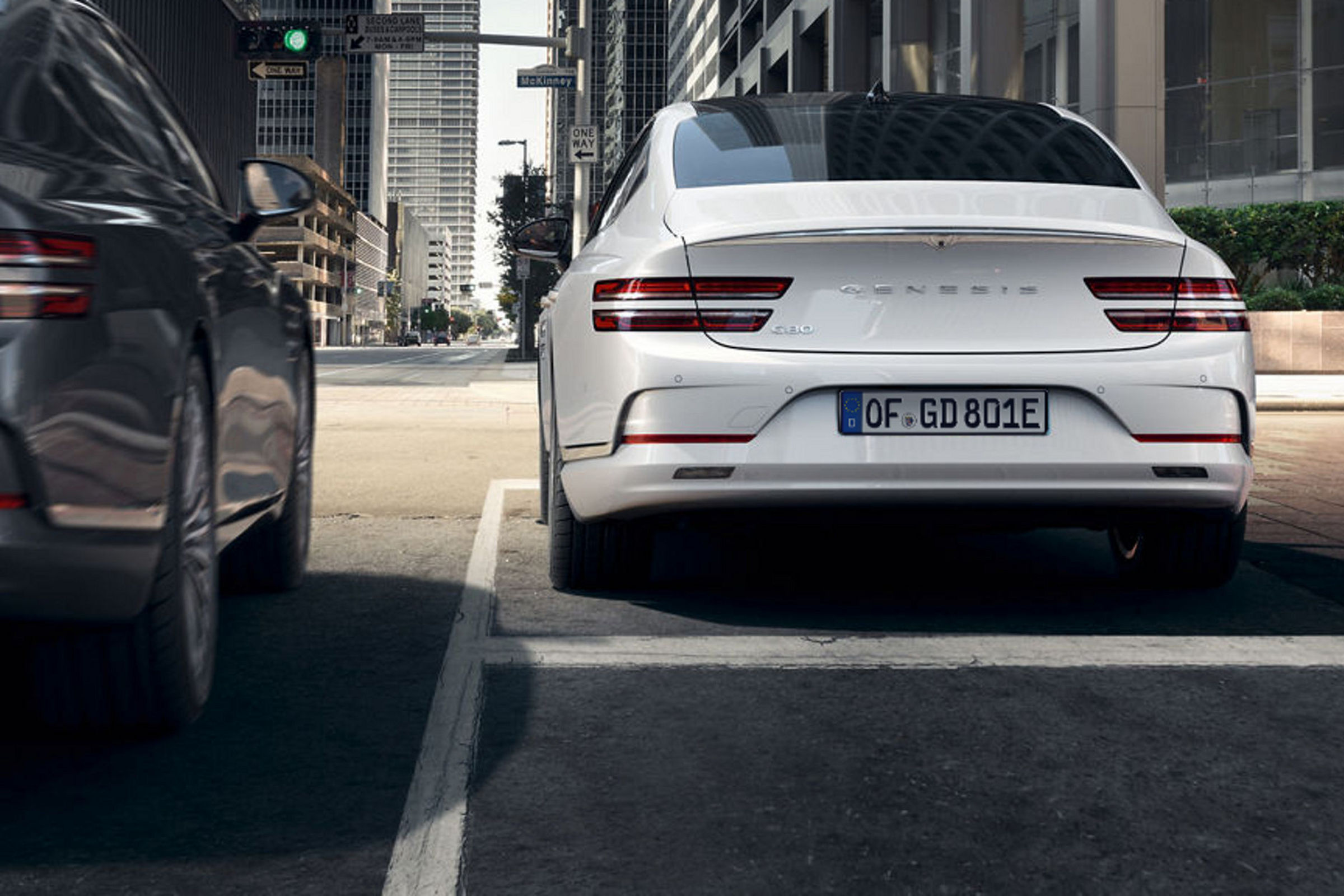 Detects vehicles in blind spots or vehicles approaching at high speed from the rear and warns the driver, or steers away if imminent danger is detected.