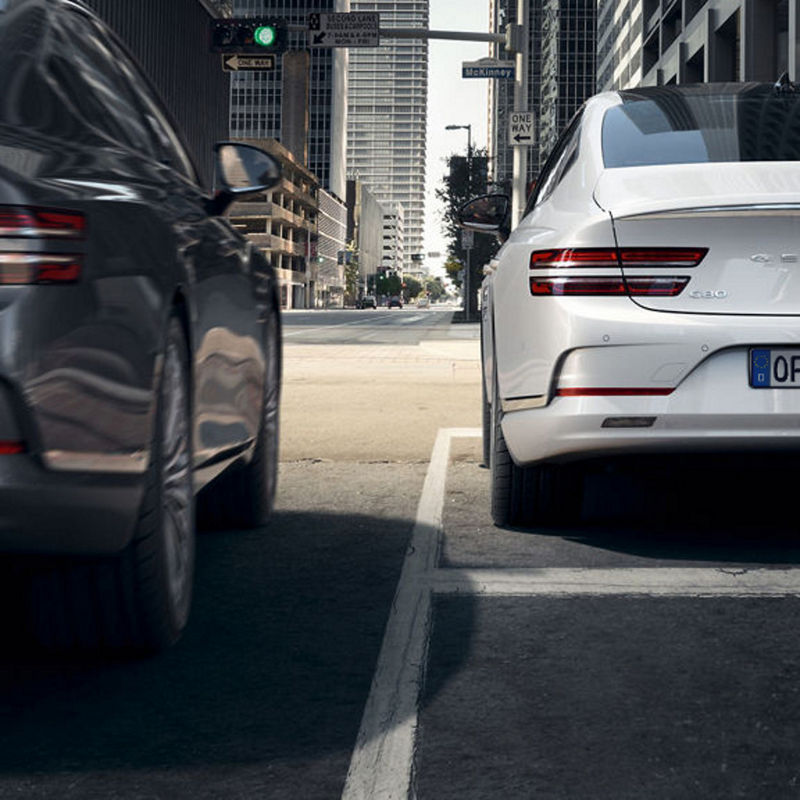 Detects vehicles in blind spots or vehicles approaching at high speed from the rear and warns the driver, or steers away if imminent danger is detected.