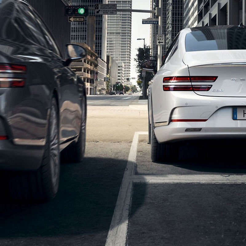 Detects vehicles in blind spots or vehicles approaching at high speed from the rear and warns the driver, or steers away if imminent danger is detected.