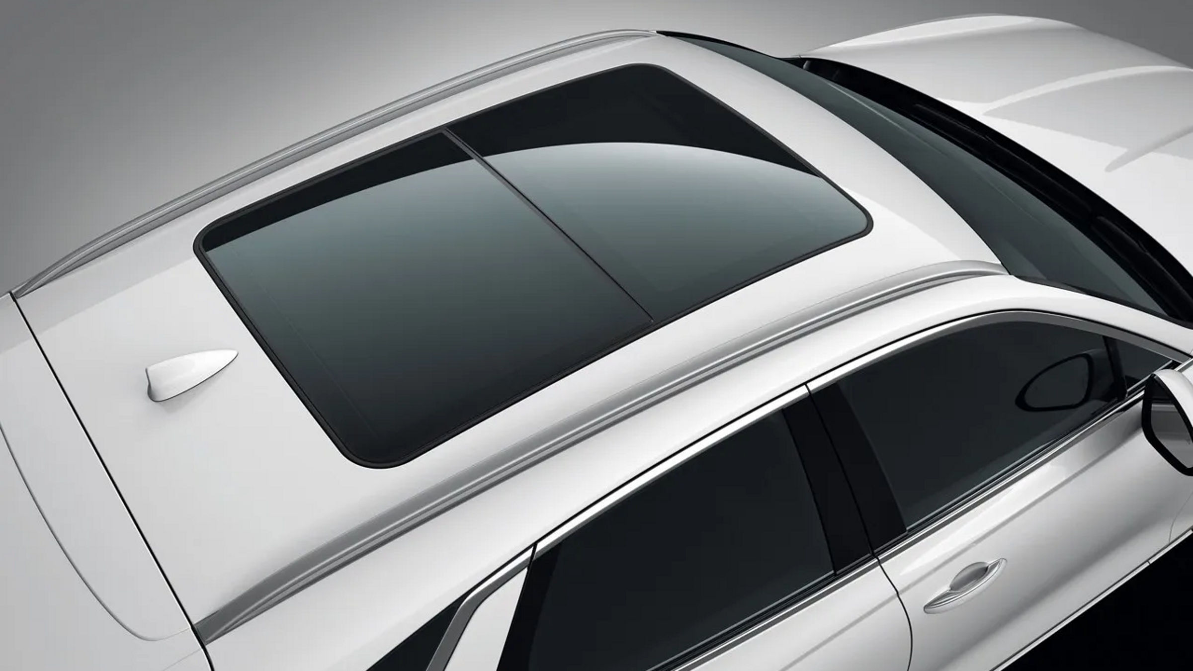 El techo solar panorámico proporciona una sensación única de amplitud, garantiza una buena iluminación y ventilación, y mejora la experiencia de conducción.