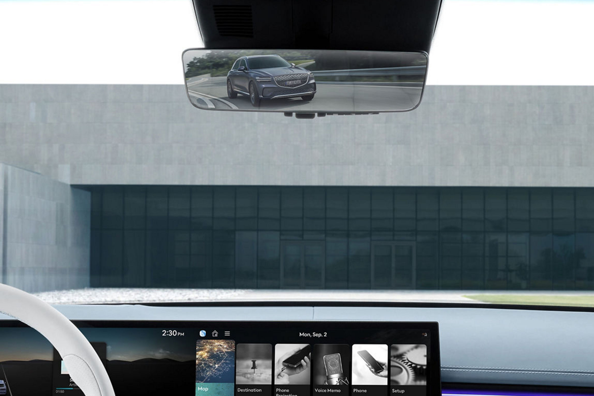 En el espejo retrovisor del vehículo se puede ver otro vehículo detrás.