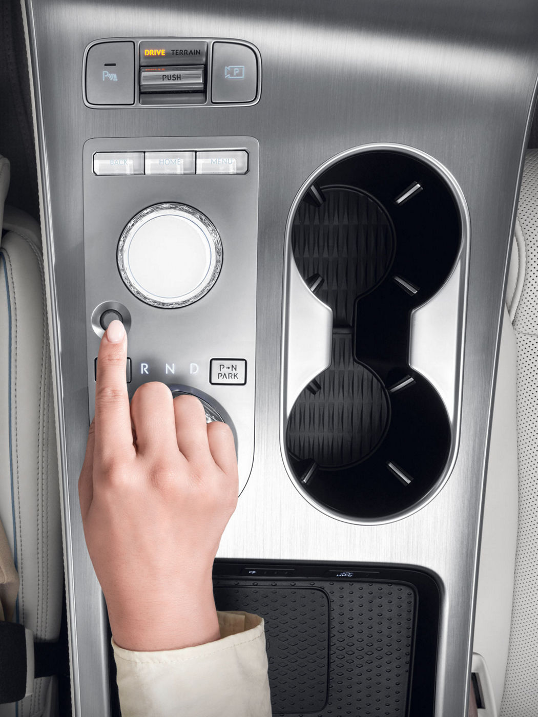 El conductor ha colocado el dedo en el sistema de autenticación por huella dactilar, situado en la consola central entre los asientos del conductor y del acompañante.