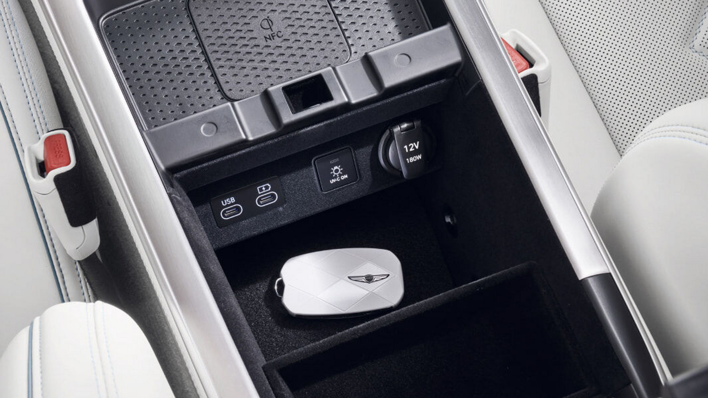 Vista de la consola situada entre los asientos del conductor y del acompañante. La llave física del vehículo se guarda dentro del compartimento.