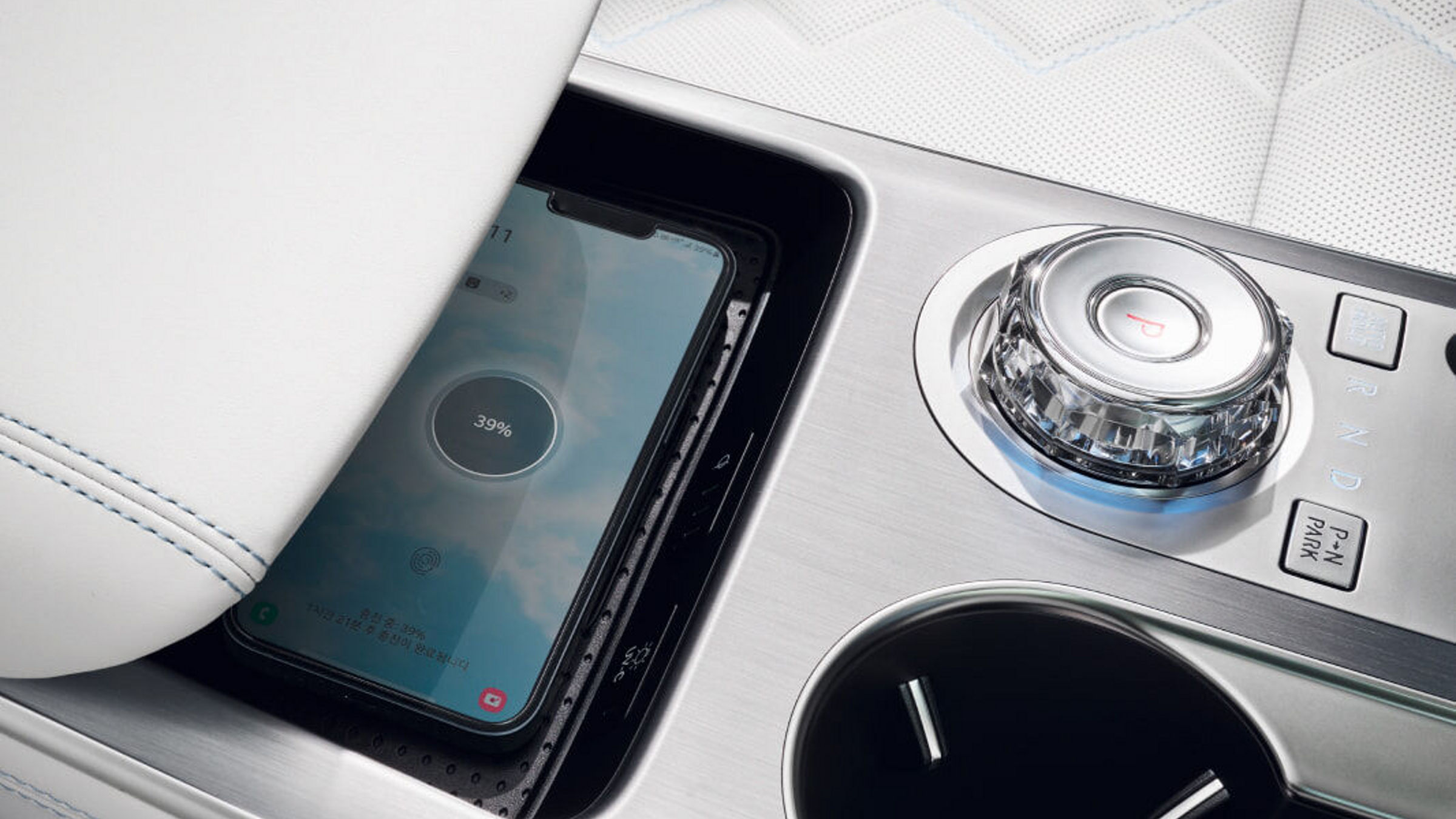 También se ha colocado un teléfono en la base de carga de la consola.