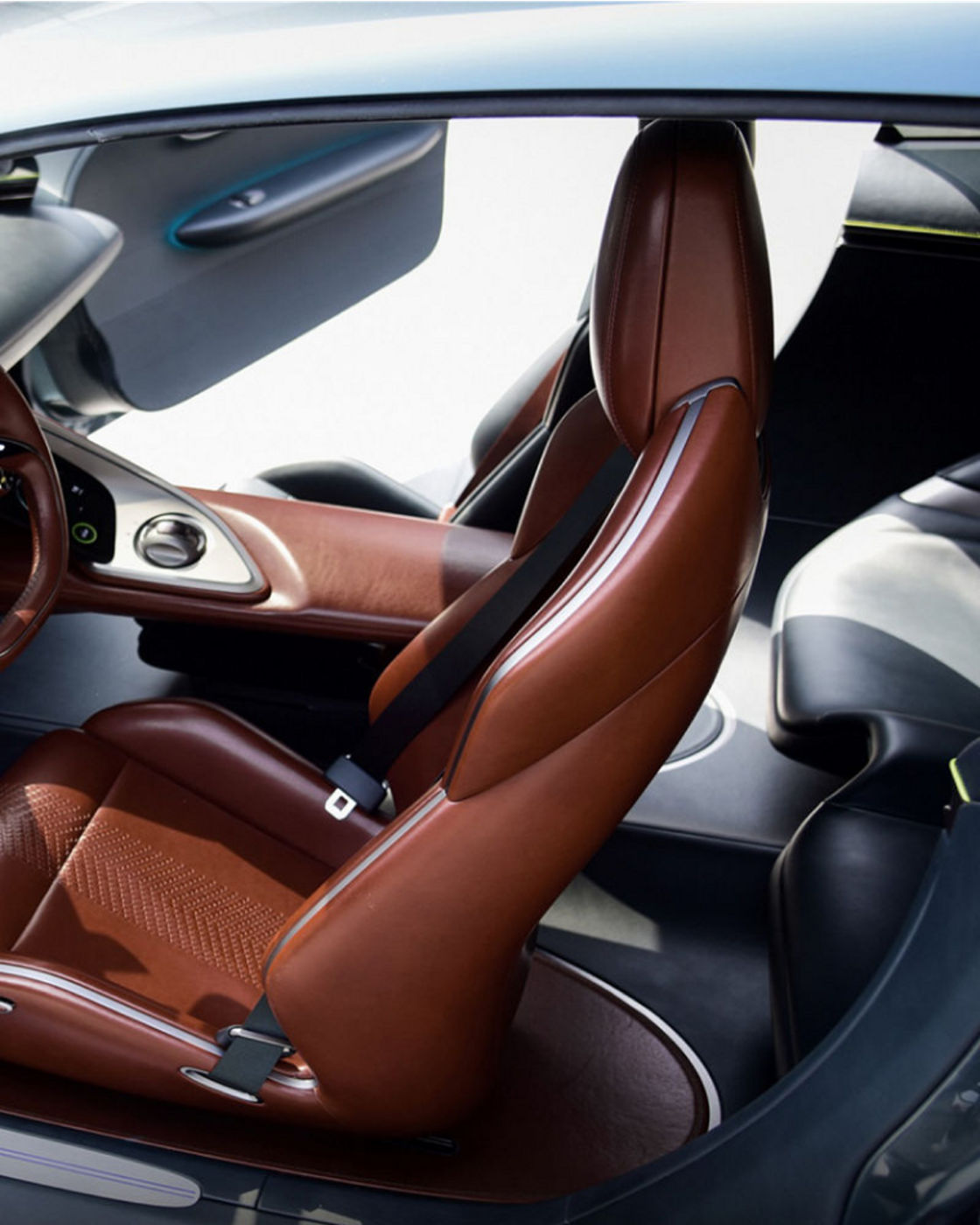 Driver's seat and steering wheel in brown black in the Genesis X Concept