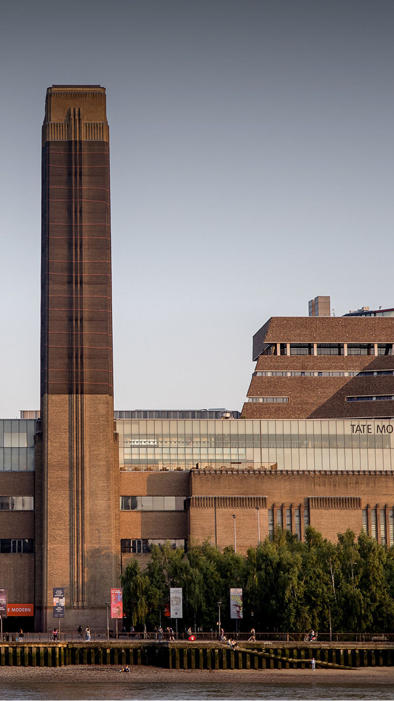 The image shows the exterior of Tate Modern