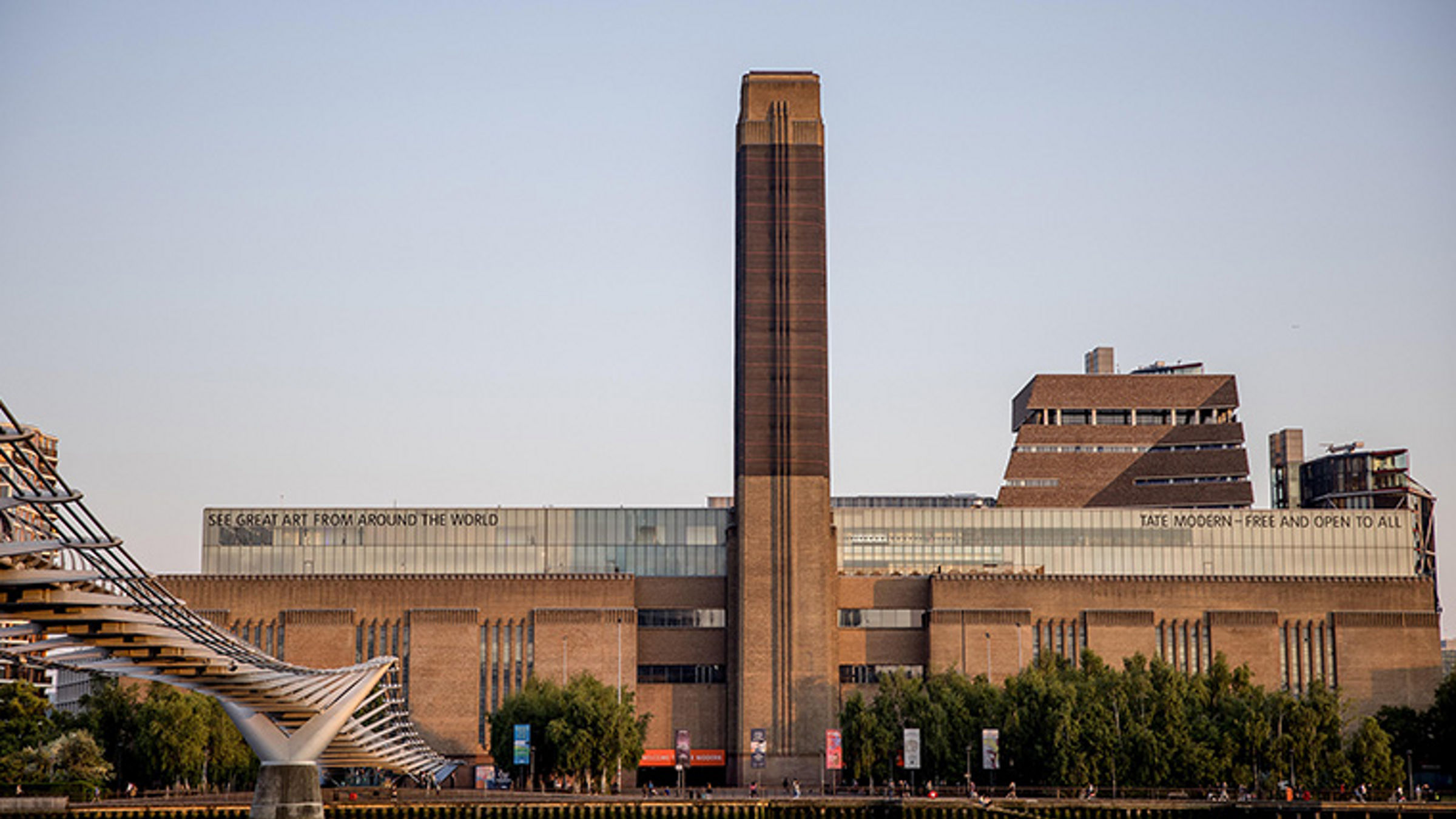 Der Blick auf die Tate Modern ist zu sehen, mit der London Millennium Footbridge – einem Wahrzeichen des Vereinigten Königreichs – auf der linken Seite.
