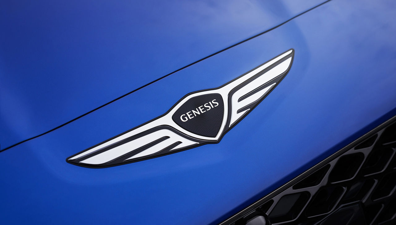 Genesis Logo auf einer blauen Motorhaube