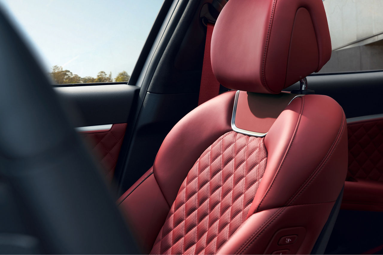 Backrest of the Genesis G70 Sport front passenger seat in nappa red