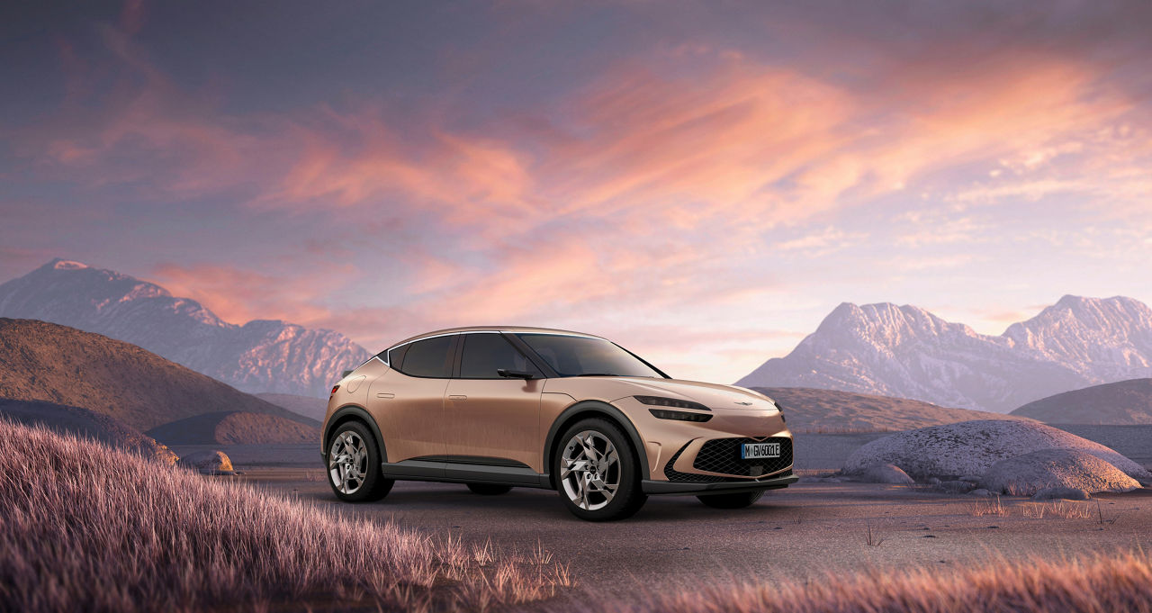 Genesis GV60 cuivrée vue de côté avec les montagnes en arrière-plan