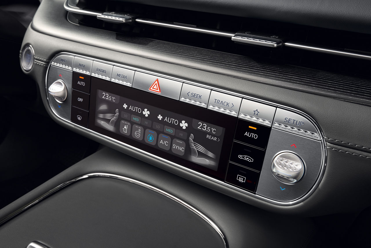 Écran et éléments de commande de la climatisation dans une voiture