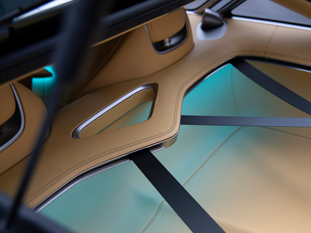 Kofferraum mit Frachtgurten im braun gestalteten Innenraum des Genesis X Speedium 