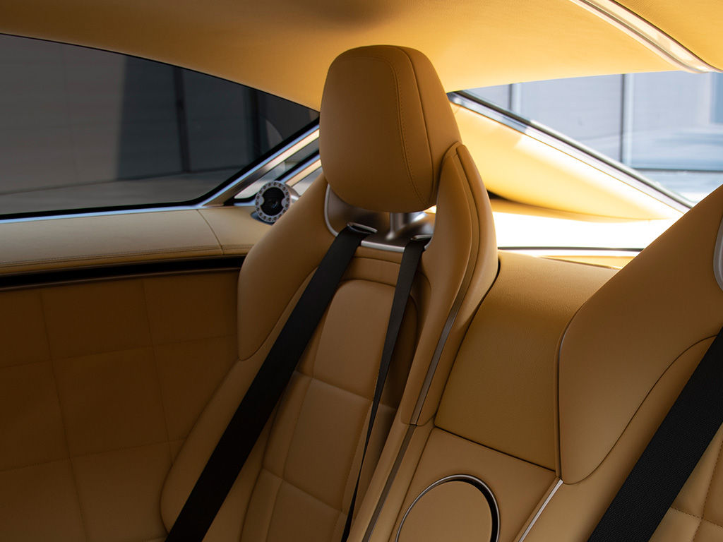 Rücksitz des Genesis X Speedium Coupe mit brauner Innenausstattung