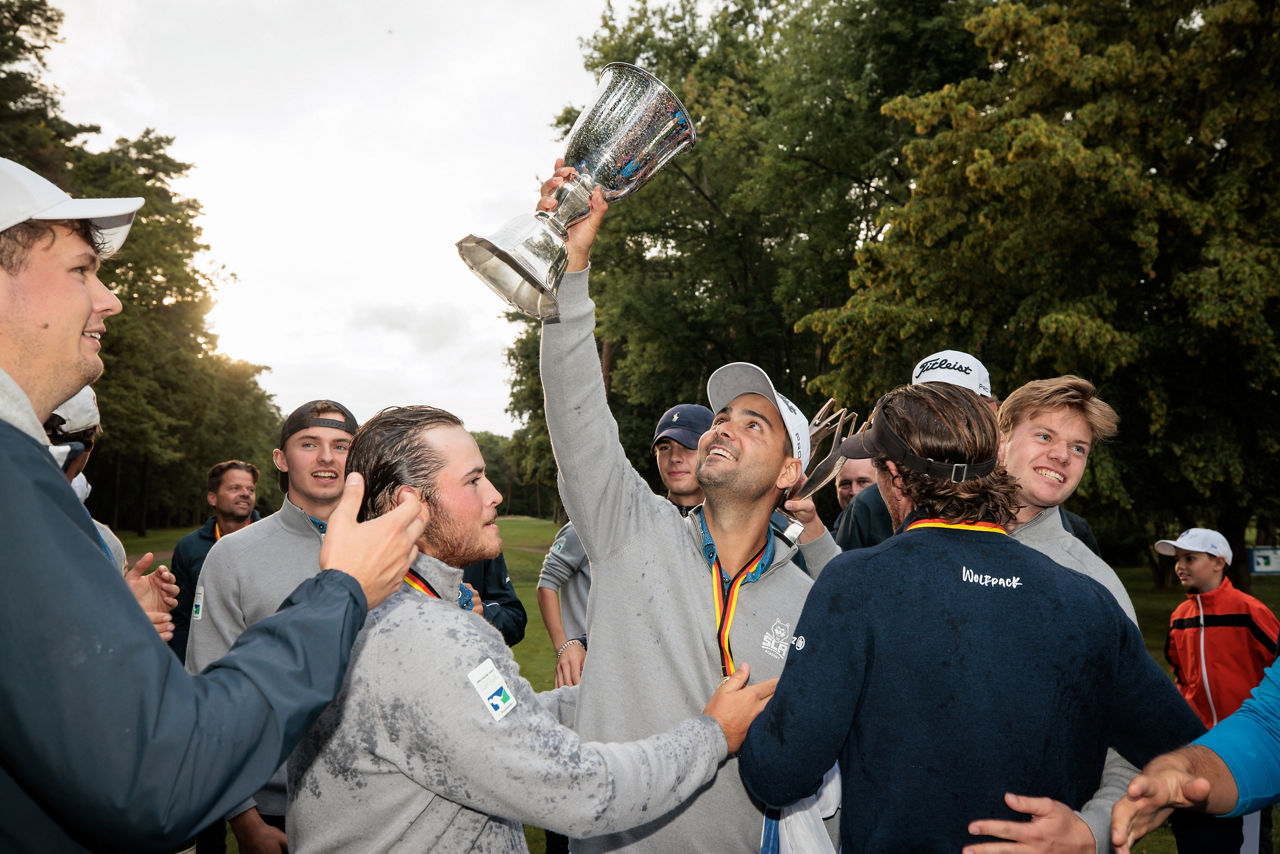 Deutsche Golf Liga - People celebrating with cup