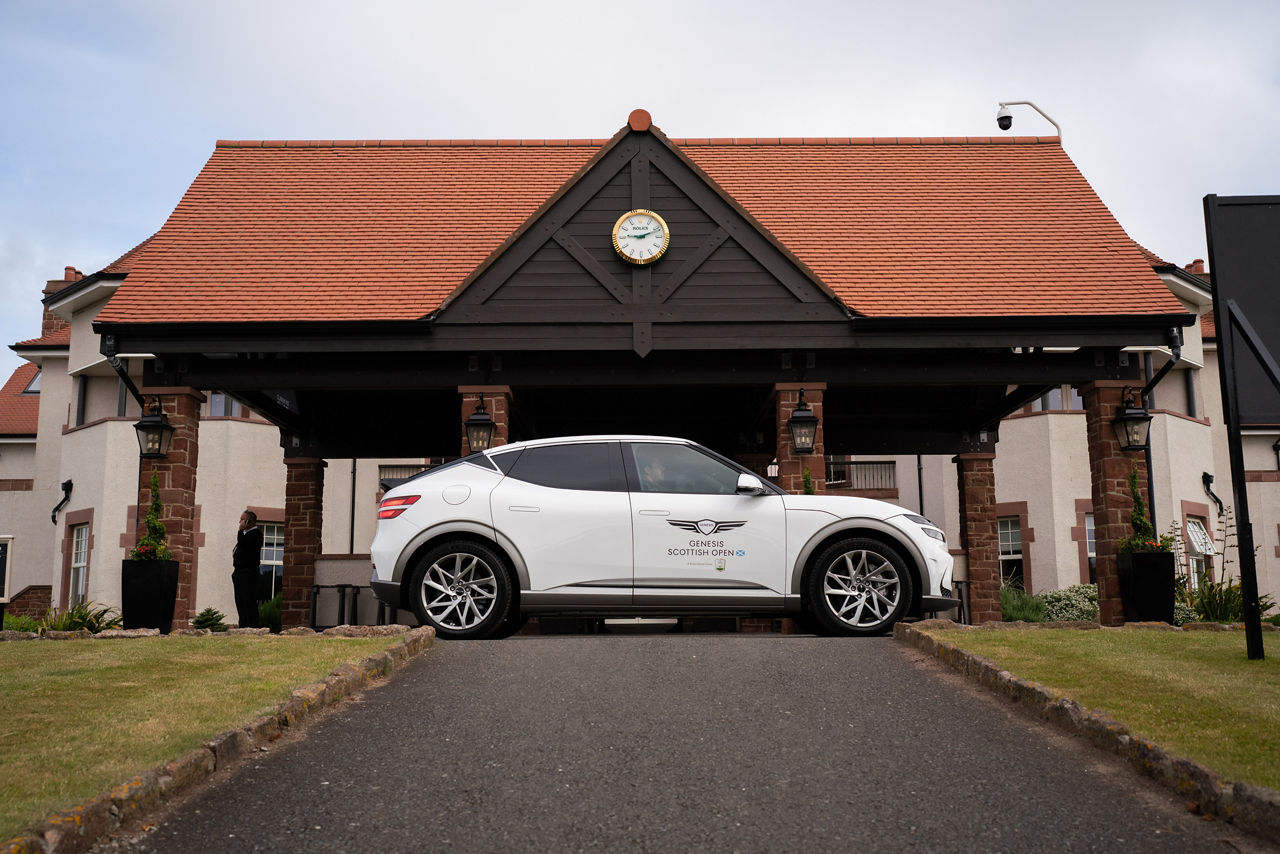 GV60 blanc devant un bâtiment au Genesis Scottish Open 2024 