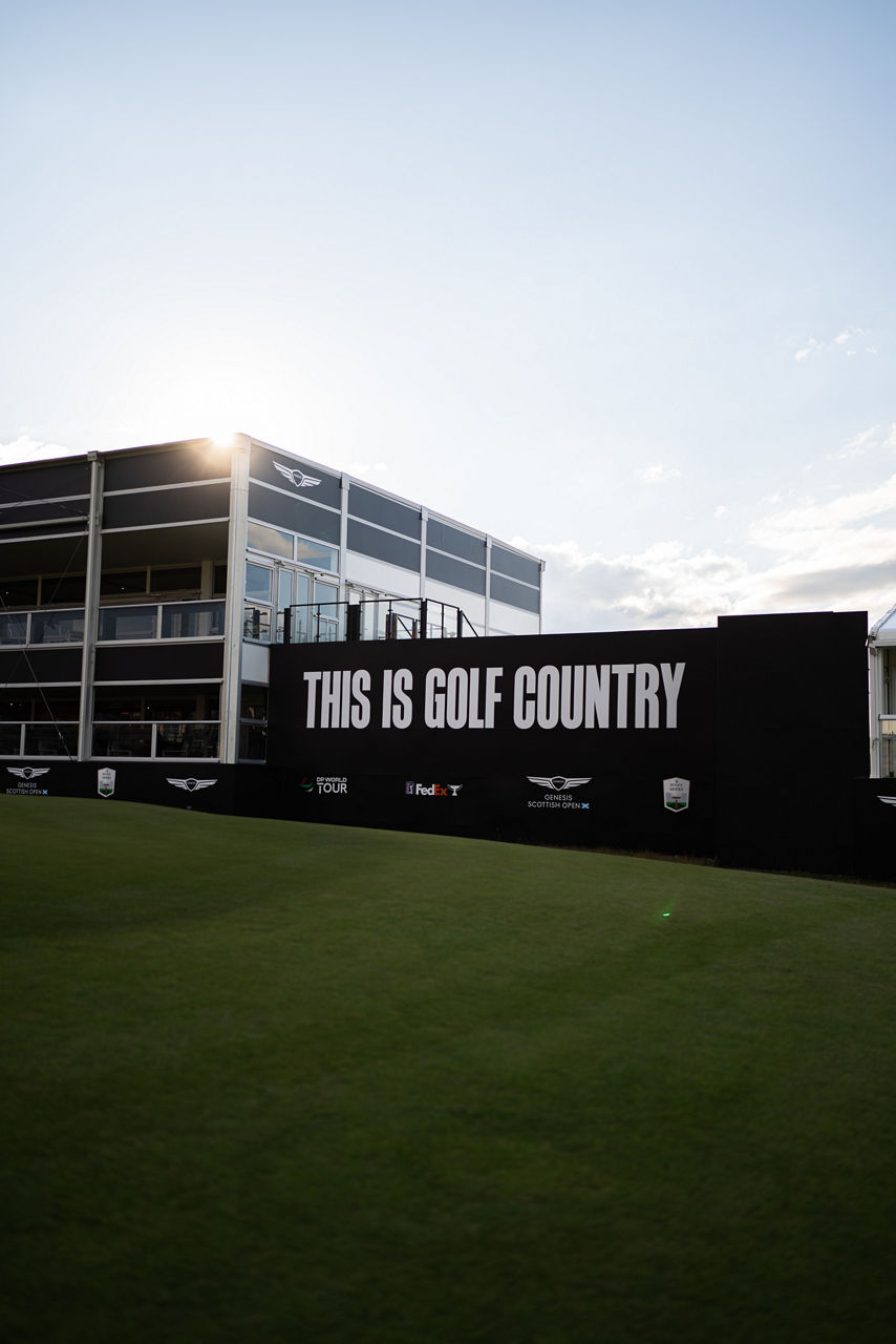 Bâtiment du Genesis Scottish Open 2024 avec le slogan « This is Golf Country ».