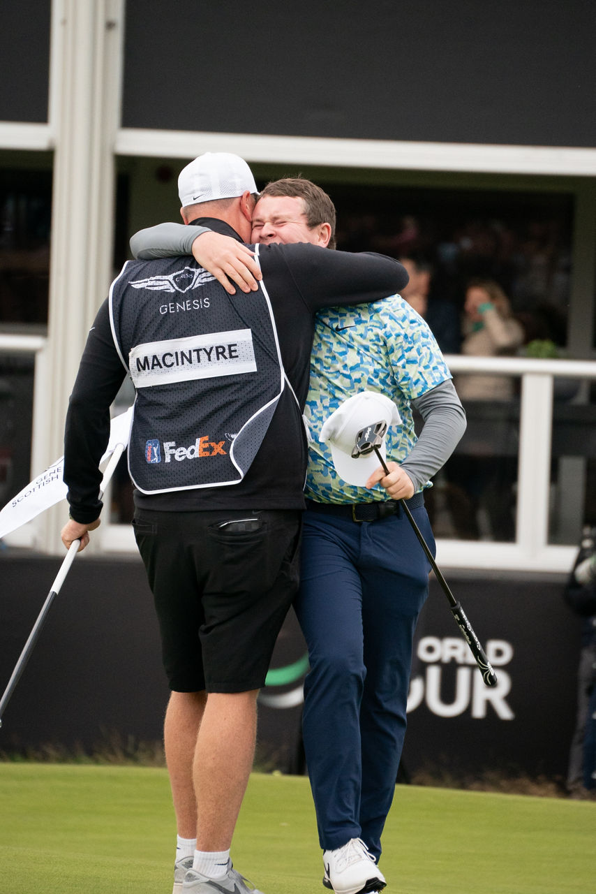 Les joueurs de golf célèbrent le tournoi de golf Genesis Scottish Open