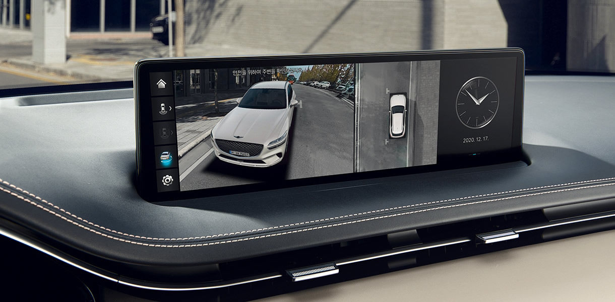 Display in the Genesis GV70 shows the 360 degree camera view