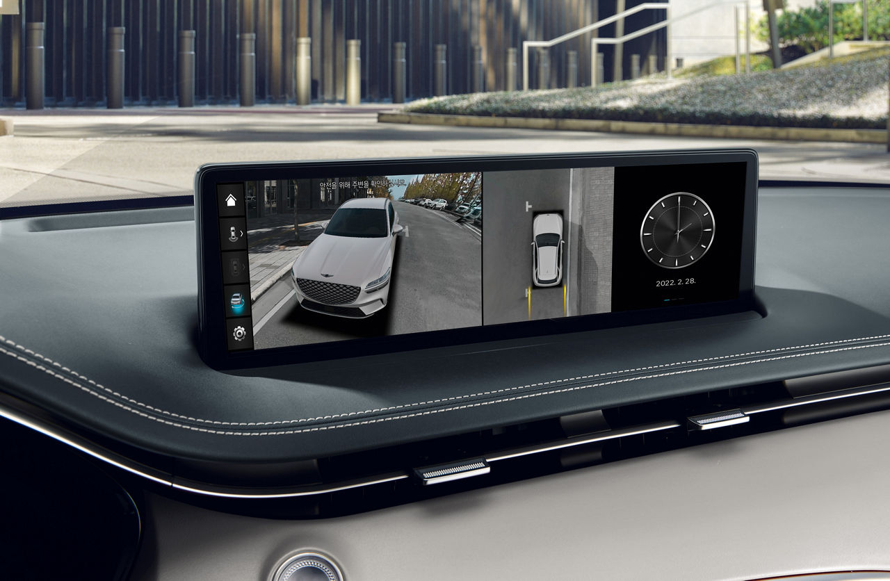 Display in the Genesis GV70 shows the 360-degree all-round camera