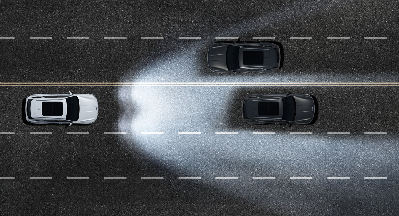 Graphique du faisceau lumineux des phares d'une voiture sur une route avec deux autres voitures dans l'obscurité