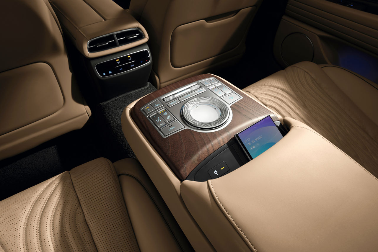 Genesis G80 Innenraum Rücksitz Mittelkonsole mit braunem Smartphone Charger