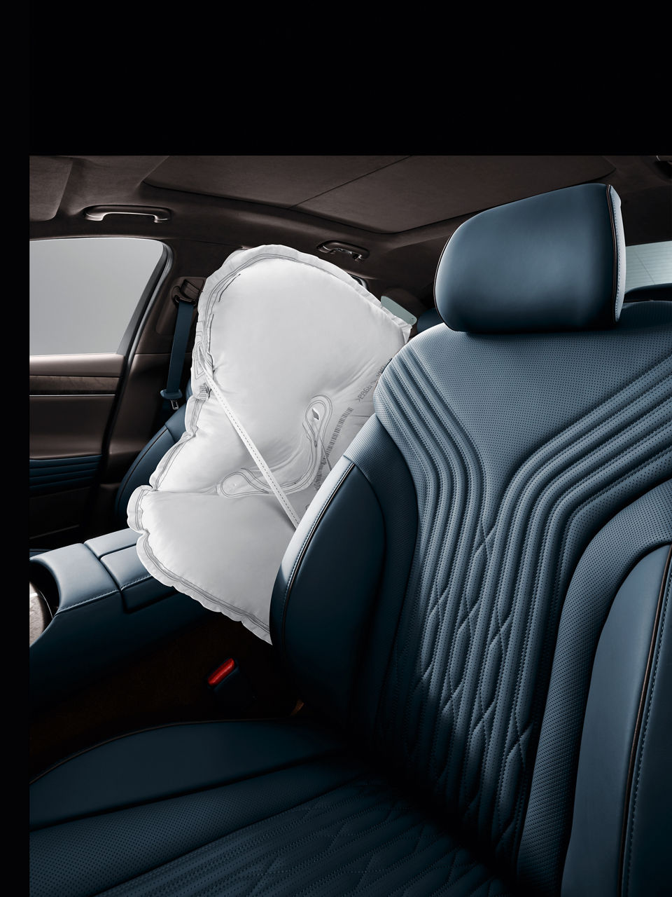 Blauer Fahrersitz eines Autos mit aktiviertem seitlichen Airbag