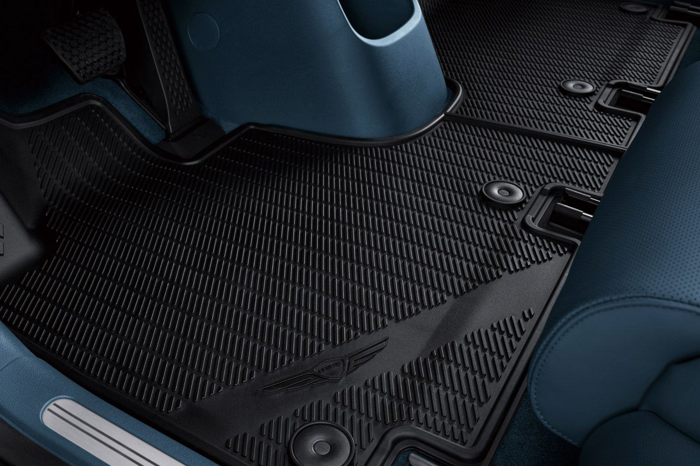  It looks like a blue-black mat has been laid on the driver's seat of the vehicle. The feel of the material to prevent slipping and contamination is clearly visible.