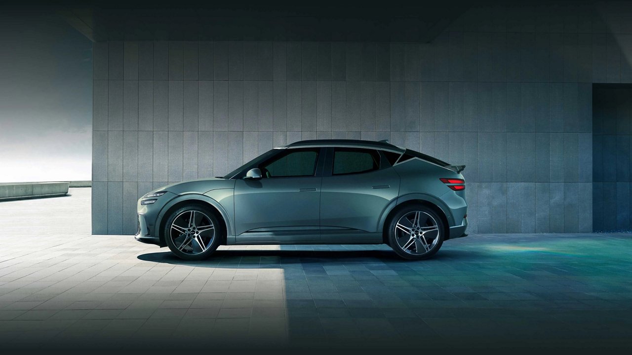 Met de blauwe lucht op de achtergrond rijdt een Tromsø-groene GV60 naar de zijkant.