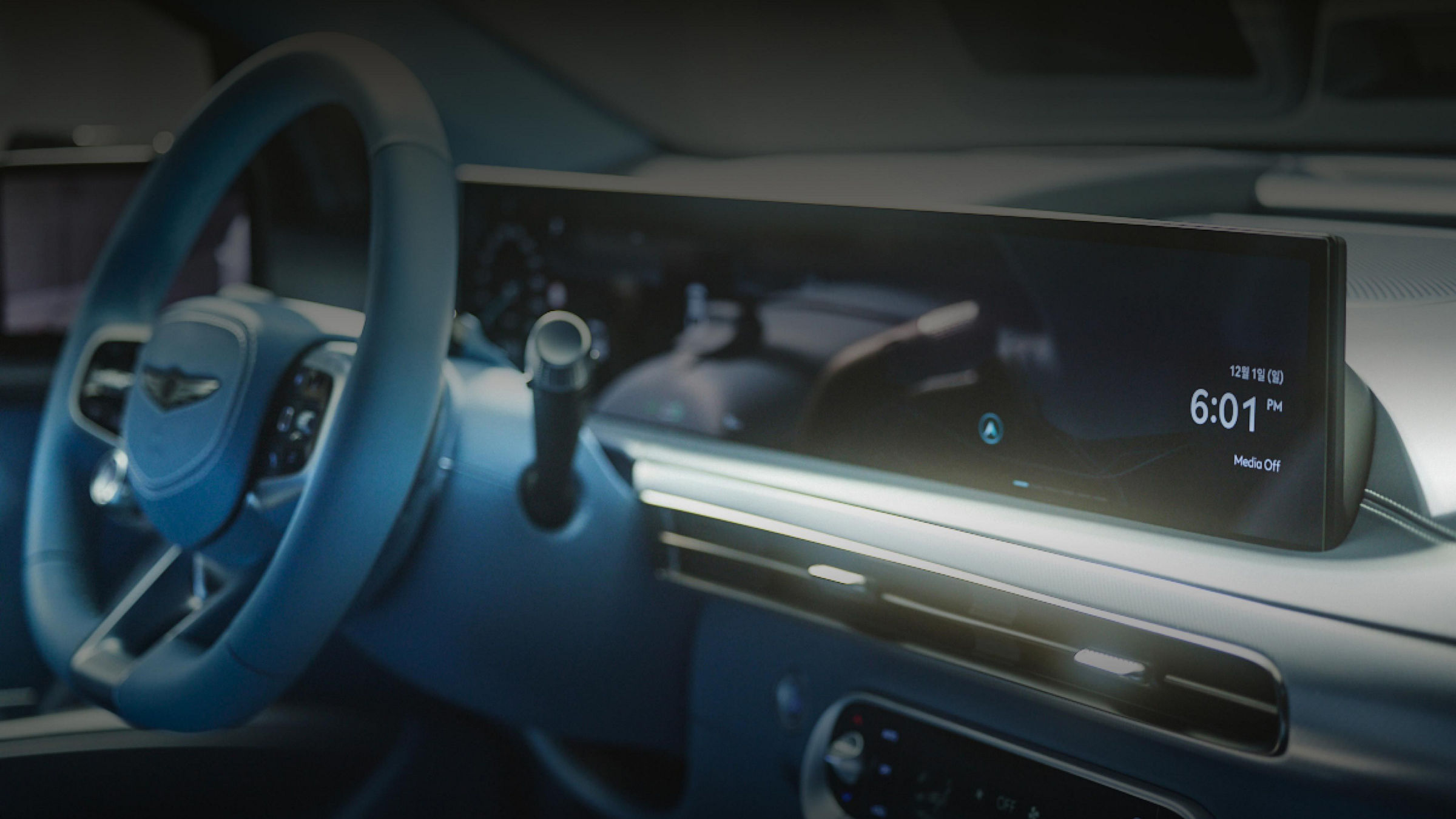 The sides of the 27-inch display spread out in the center of the front seat of the vehicle are enlarged.