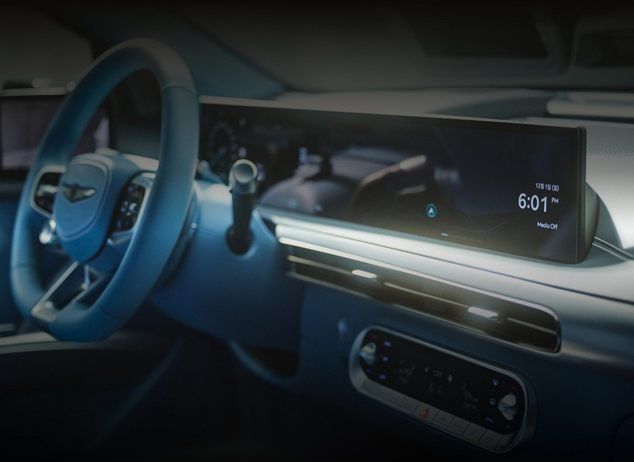 The sides of the 27-inch display spread out in the center of the front seat of the vehicle are enlarged.