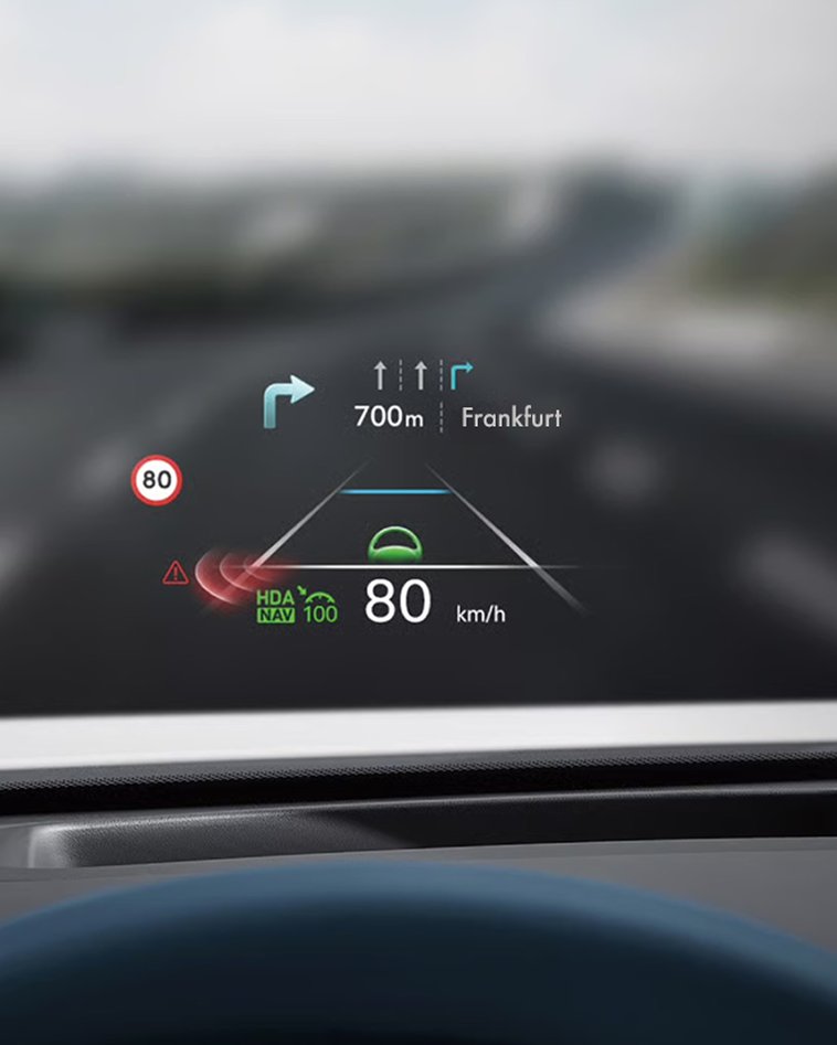 La información de la carretera se muestra en el parabrisas del lado del conductor, incluyendo velocidad actual, límite de velocidad e información de cambio de carril.