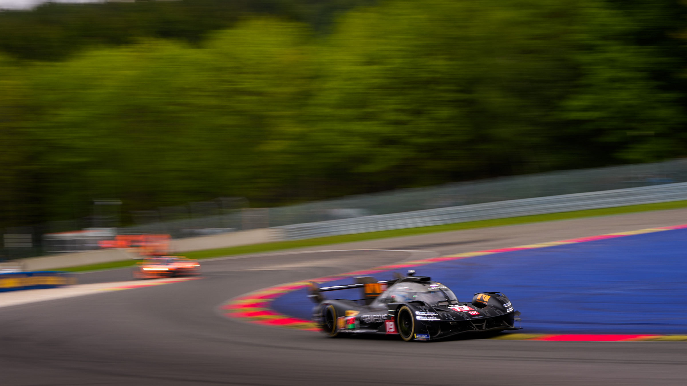 Der Genesis GRM-001 nimmt beim WEC-Rennen in Spa-Francorchamps eine schnelle Kurve.