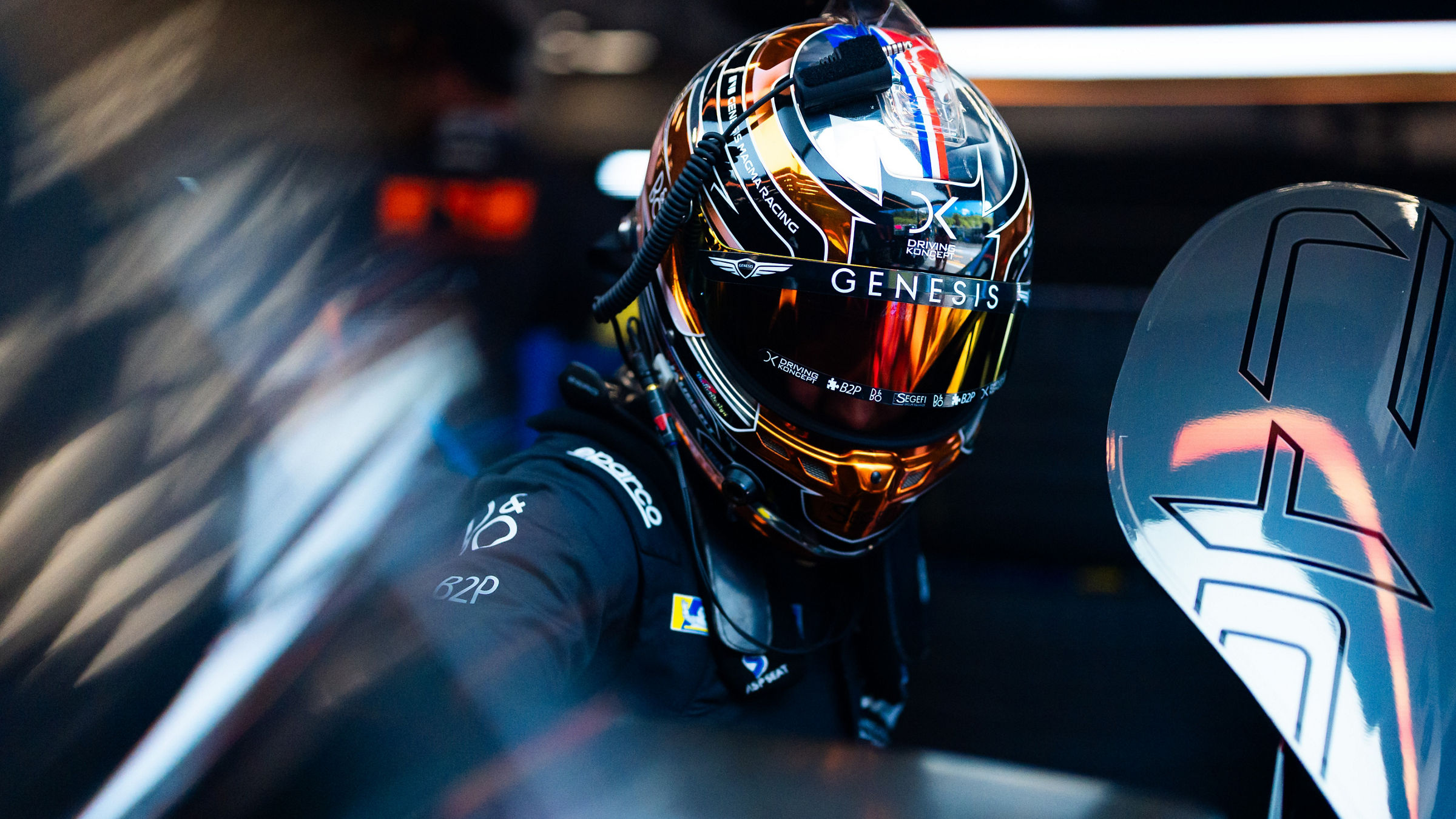 Ein Fahrer bereitet sich in der Box vor dem WEC-Rennen in Spa-Francorchamps vor.