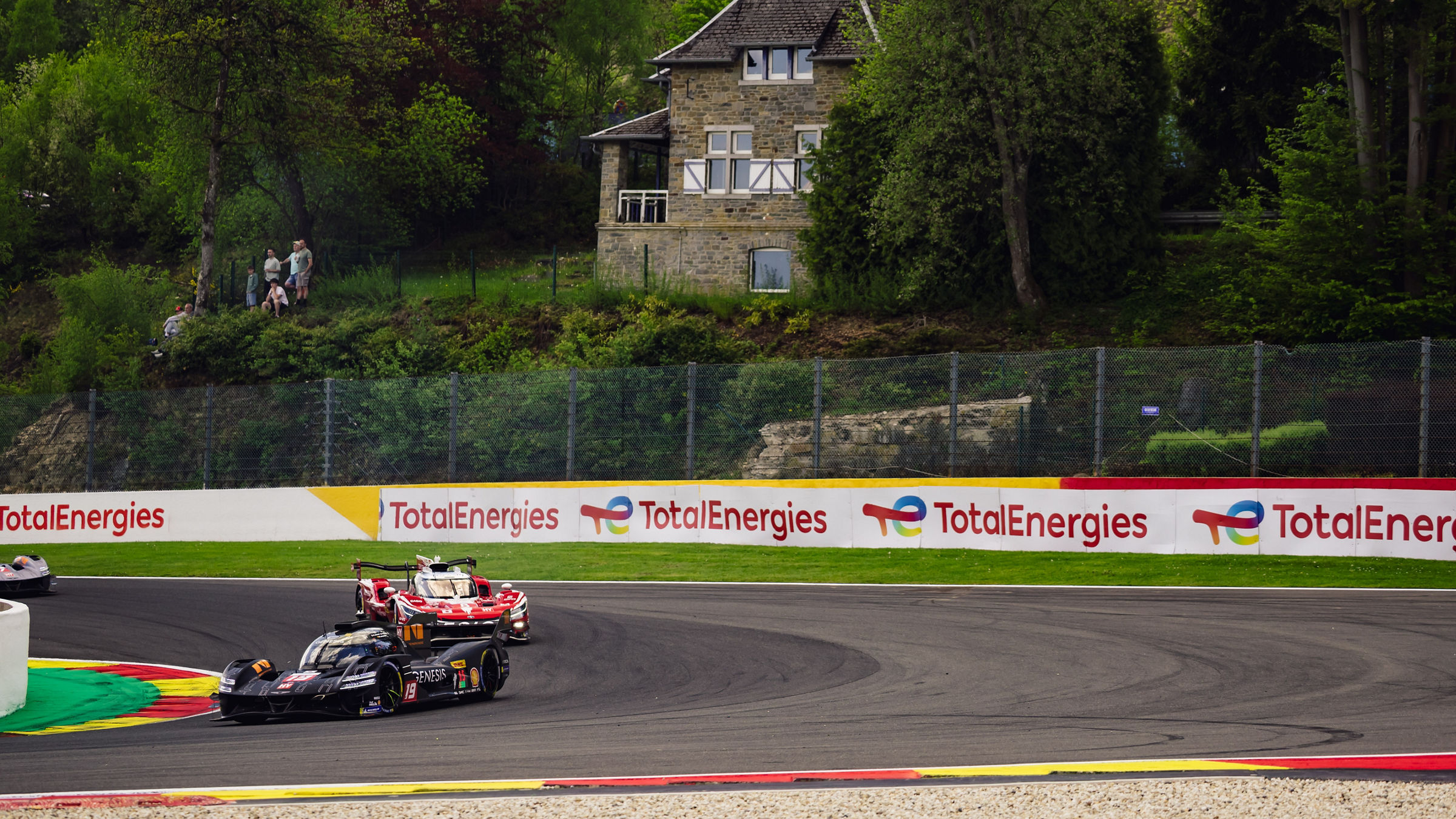 Ein WEC-Hypercar führt die Konkurrenz in einer Kurve in Spa-Francorchamps an.