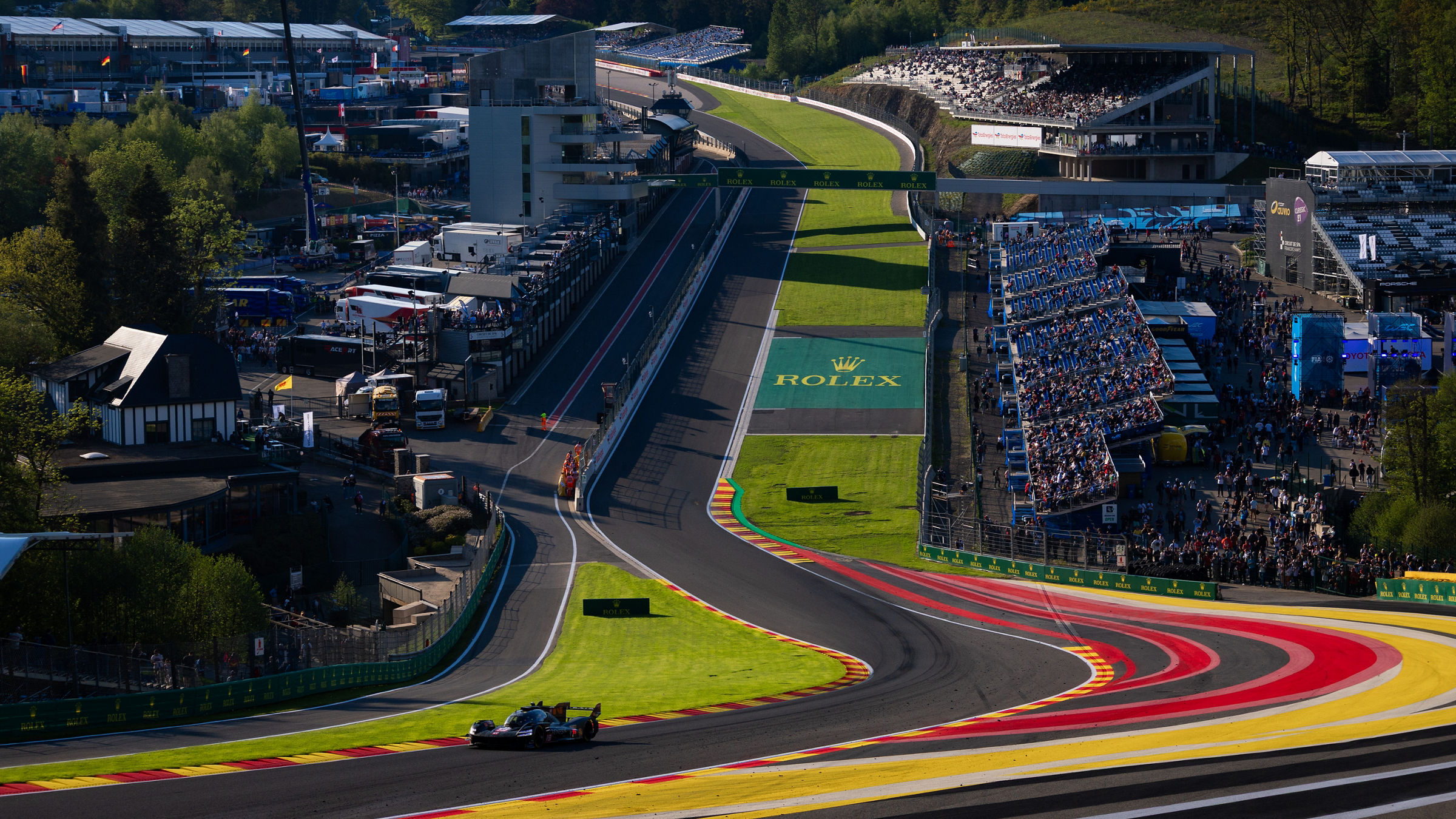 Ein Rennwagen erklimmt während des WEC-Rennens in Spa-Francorchamps die Kurven „Eau Rouge“ und „Raidillon“.
