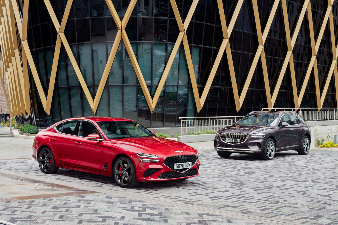 Vue extérieure de la Genesis G70 en rouge et de la GV70 en bourgogne