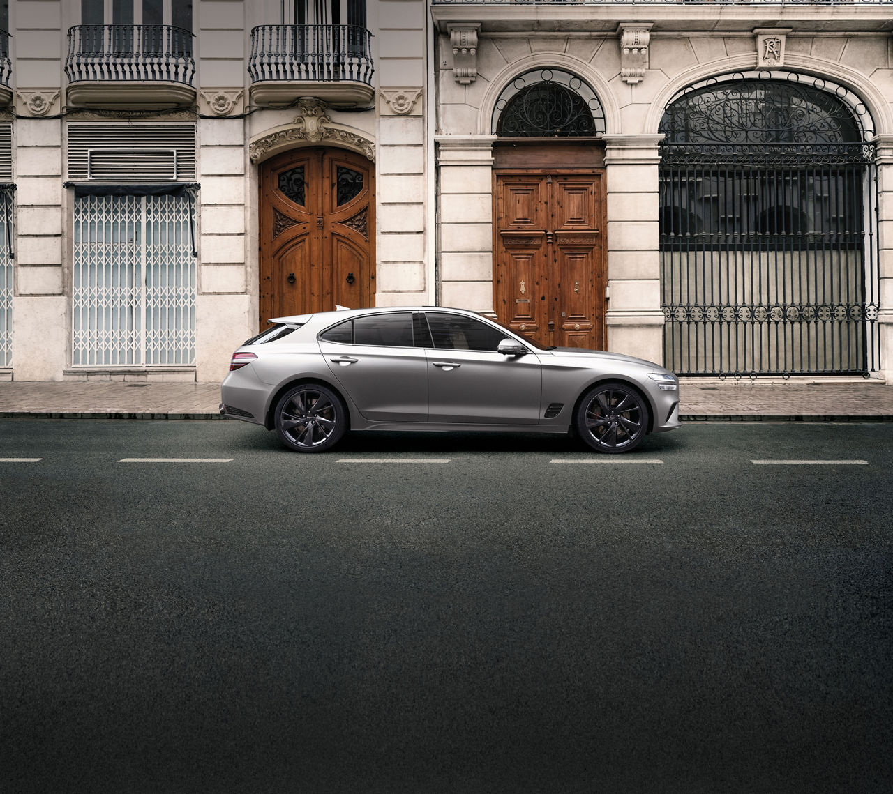 La Genesis G70 Shooting Brake argentée se gare à l'extérieur devant la façade d'une maison