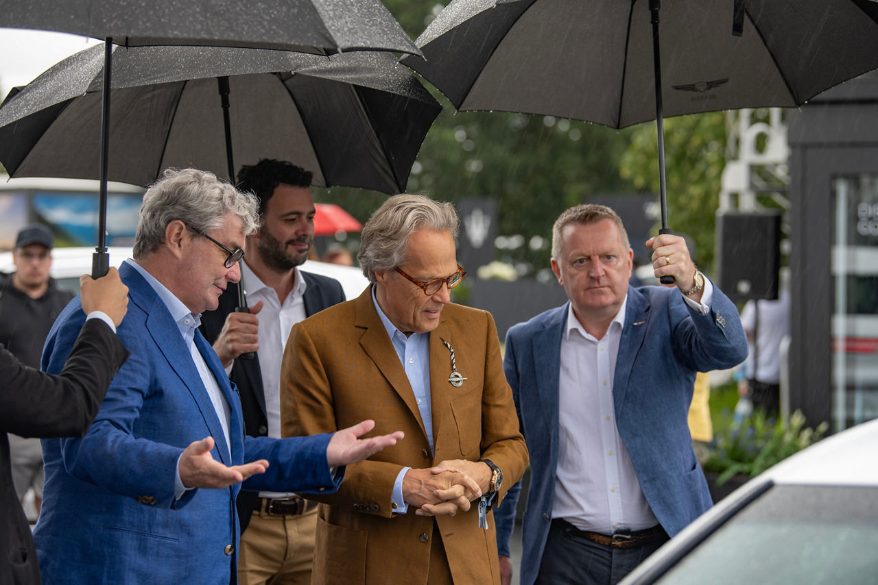 GoodwGoodwood Event - Visitors next to Genesis G90 white