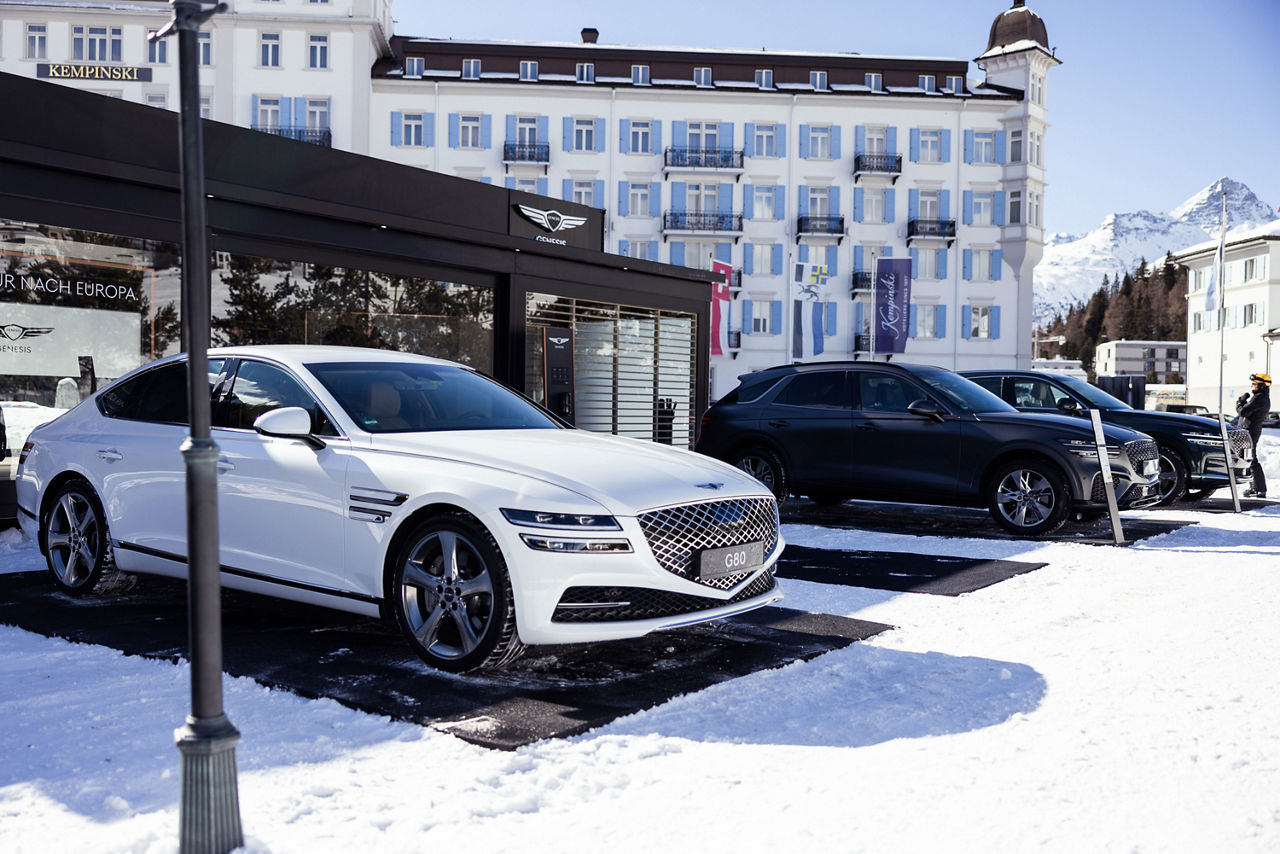 Une Electrified G80 blanche garée sur un parking à l'occasion de l'événement White Turf