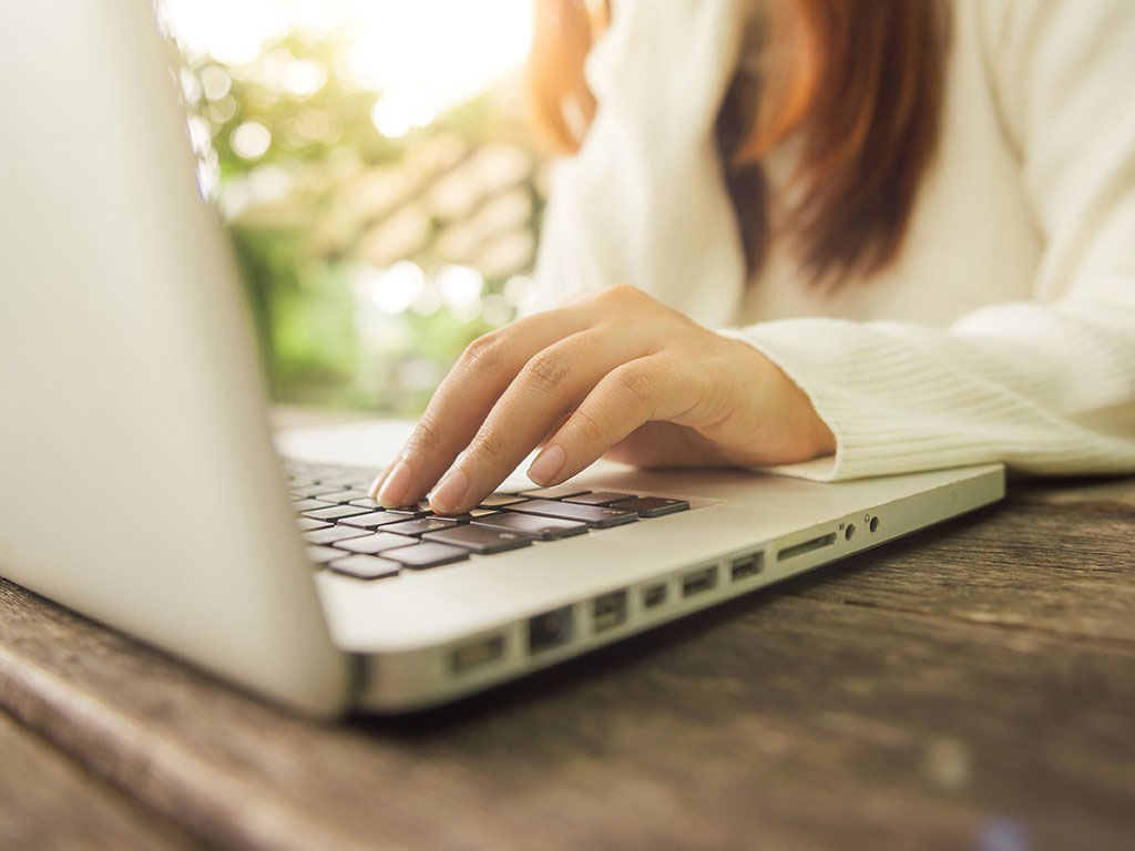 Une femme travaille sur un ordinateur portable