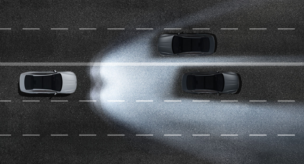 Graphique du faisceau lumineux des phares d'une voiture sur une route avec deux autres voitures dans l'obscurité