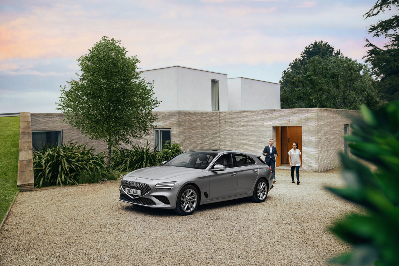 Genesis G70 Shooting Brake grise devant un immeuble d'habitation plat 