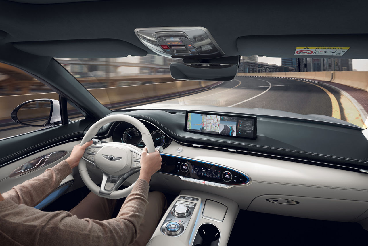 Intérieur d'une voiture avec une personne au volant