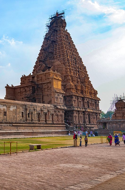 1-brihadeeswarar-temple-thanjavur-tamil-nadu-attr-nearby