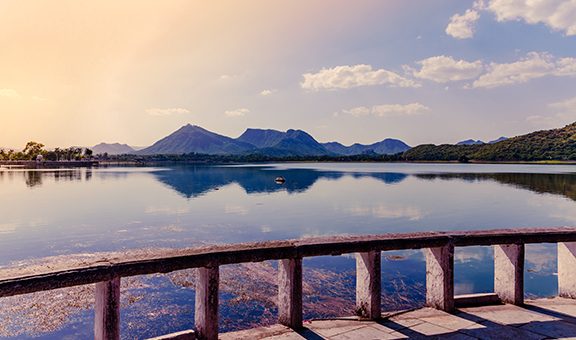 Mesmerizing view of Fateh Sagar Lake situated in the city of Udaipur, Rajasthan, India. It is an artificial lake popular for boating among tourist who visits City of lakes to enjoy vacations.