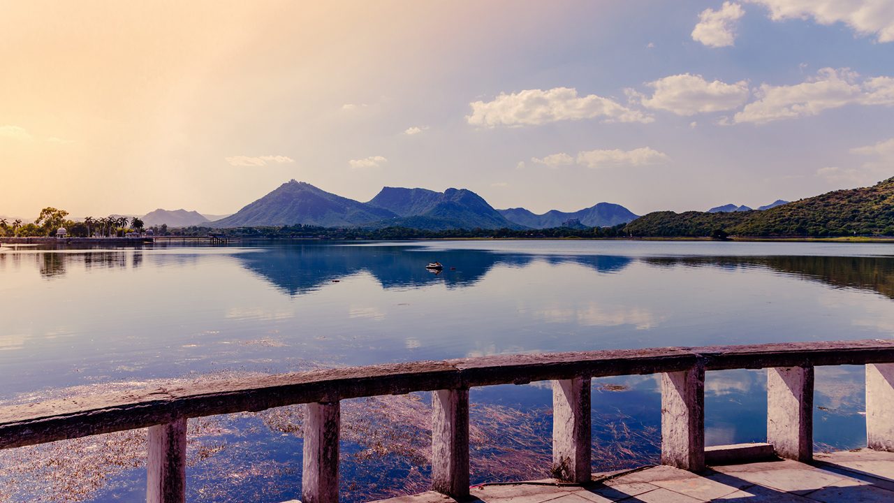 Mesmerizing view of Fateh Sagar Lake situated in the city of Udaipur, Rajasthan, India. It is an artificial lake popular for boating among tourist who visits City of lakes to enjoy vacations.